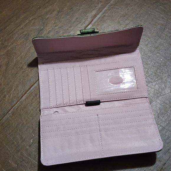 Green Crocodile-Embossed Women's Clutch / Wallet - Picture 3 of 6